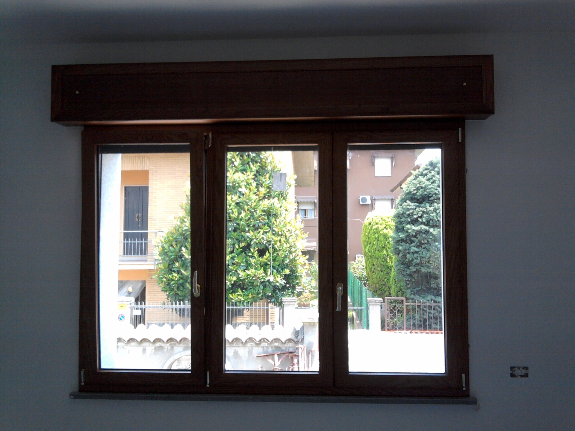 FINESTRA IN LEGNO-ALLUMINIO CON CASSONETTO IN LEGNO COIBENTATO