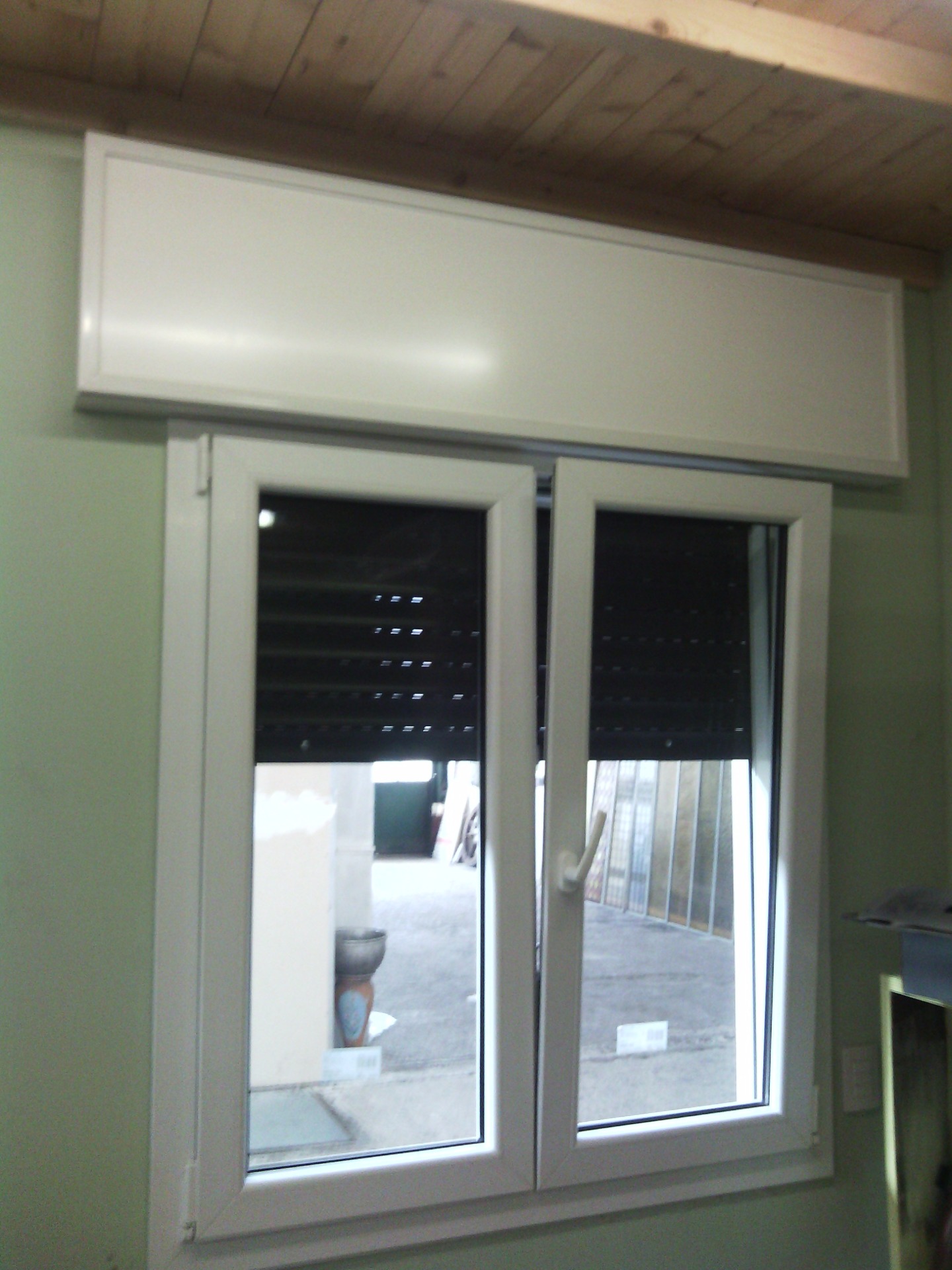 FINESTRA IN PVC CON CASSONETTO COIBENTATO E TAPPARELLA IN ALLUMINIO AVVOLGIBILE ELETTRICAMENTE